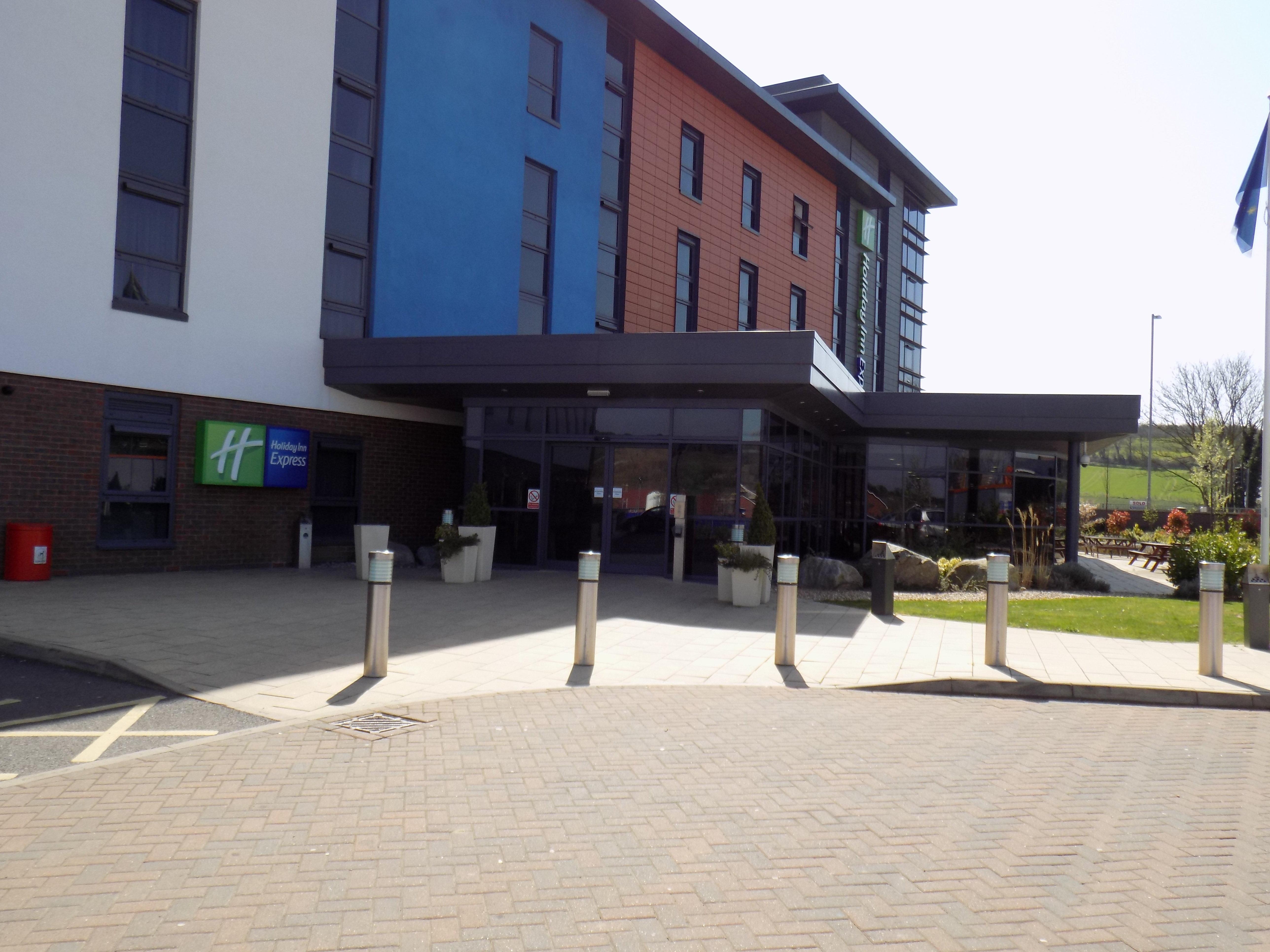 Holiday Inn Express Dunstable, An Ihg Hotel Exterior foto