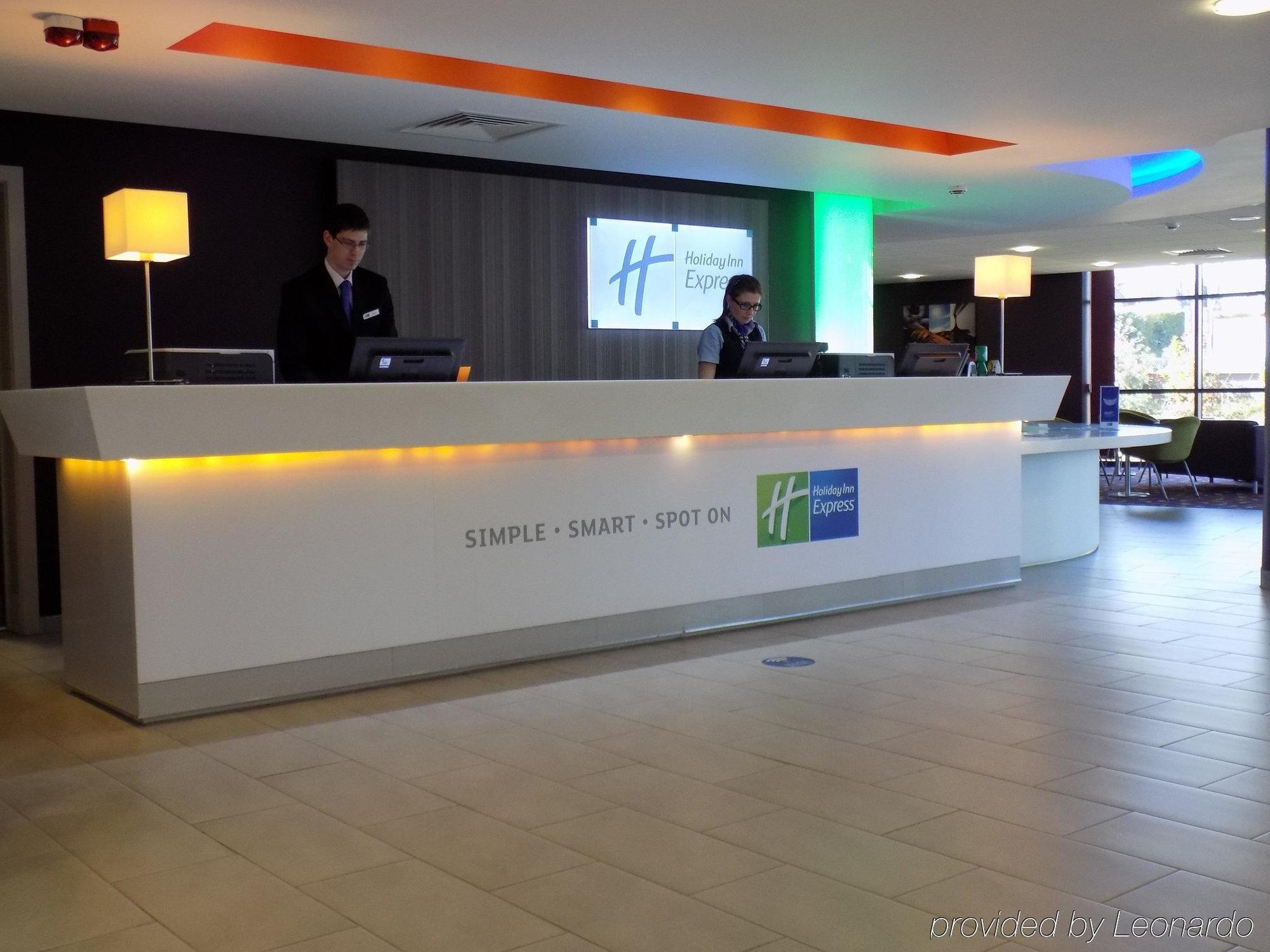 Holiday Inn Express Dunstable, An Ihg Hotel Exterior foto